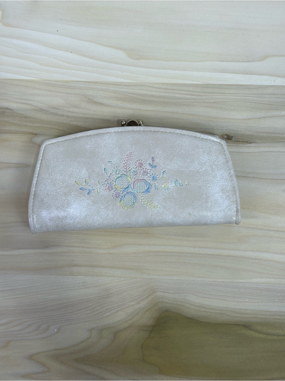 Vintage Cream Embroidered Clutch - Kiss Clasp